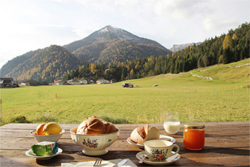 Eine großzügige Luxusvilla direkt von der Eigentümerin ganzjährig zu vermieten. Ihr Traumaufenthalt mit diesem Blick von der Terrasse befindet sich in Achenkirch, im österreichischen Bundesland Tirol in der unmittelbaren Nähe des Achensee.